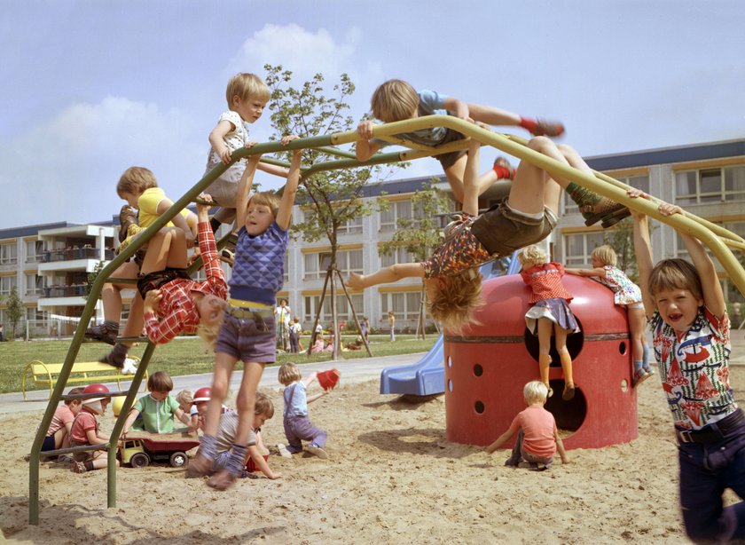 01.07.1976, Berlin, Deutsche Demokratische Republik (DDR) - Kindergartenkinder spielen auf einem Spielplatz der Kindertagesstätte in der Lindenbergalle