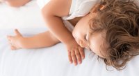 Für warme Sommernächte: Diese 4 Tipps halten dein Bett schön kühl