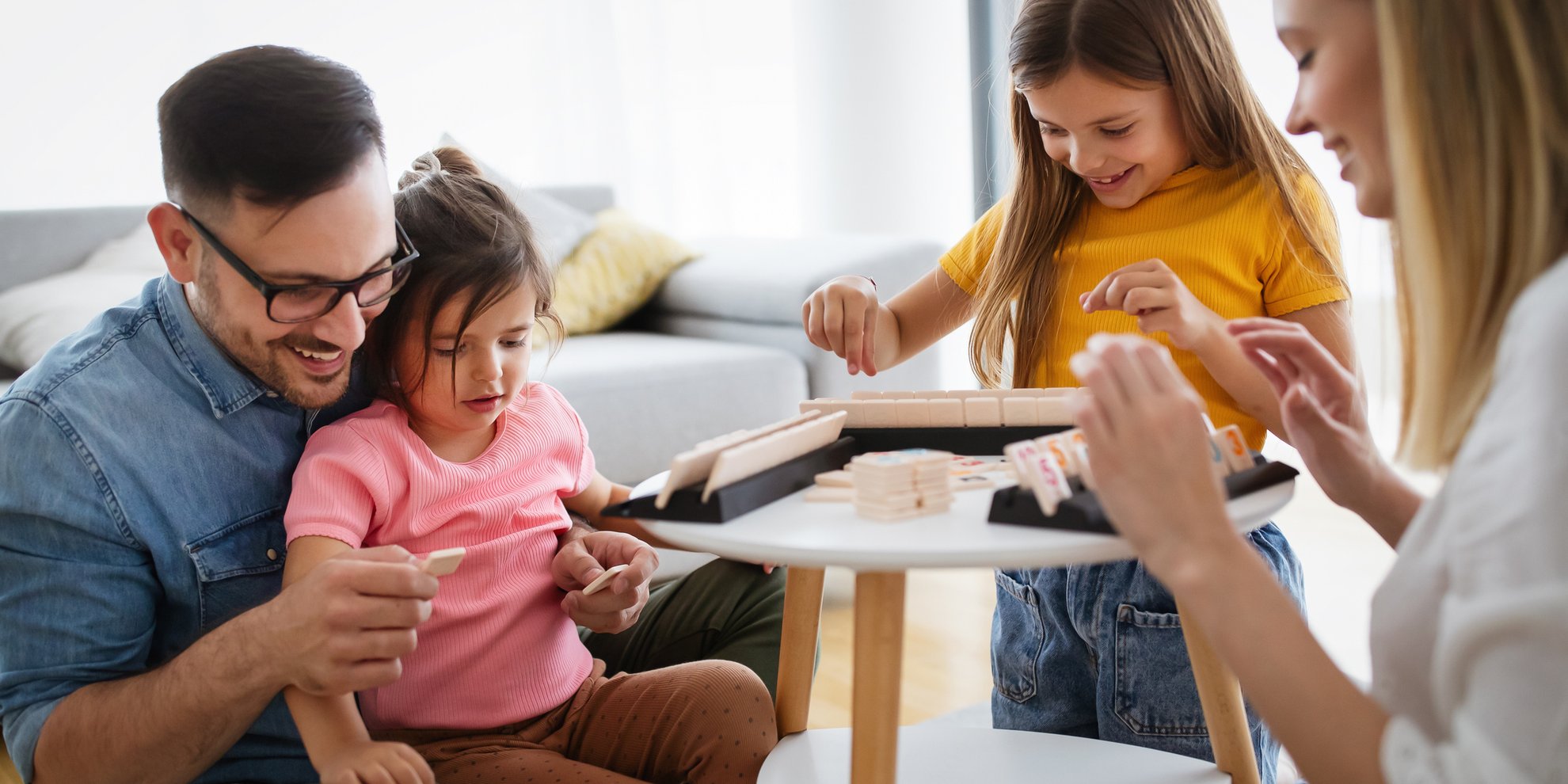 Silvester Spiele für Familien: So schafft ihr es, bis Mitternacht wach zu bleiben