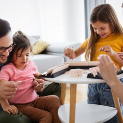 Silvester Spiele für Familien: So schafft ihr es, bis Mitternacht wach zu bleiben