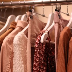 Das steckt dahinter: Die Bedeutung der Stoffproben an neuer Kleidung