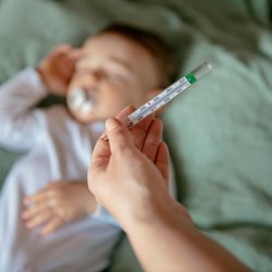 Fieber bei Baby und Kleinkind: Schnelle Hilfe mit der Fiebertabelle
