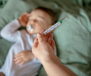 Fieber bei Baby und Kleinkind: 7 FAQs und schnelle Hilfe mit unserer Fiebertabelle