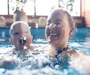Babyschwimmen: Expertinnentipps für den ersten Schwimmkurs eures Babys
