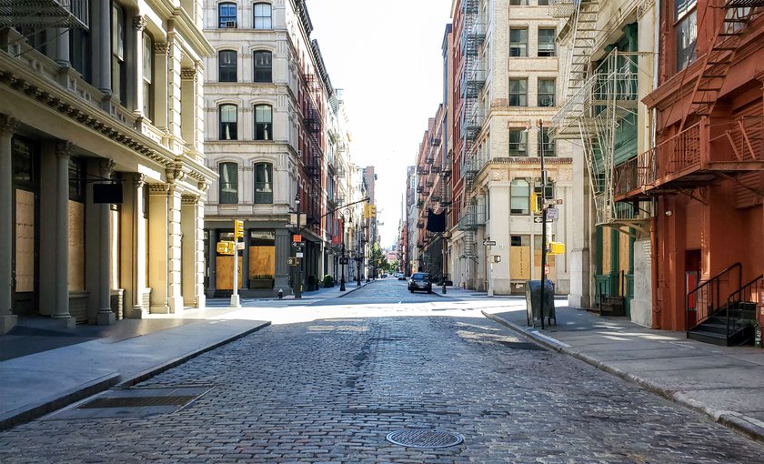 Leere Straßen und verlassener Bürgersteig