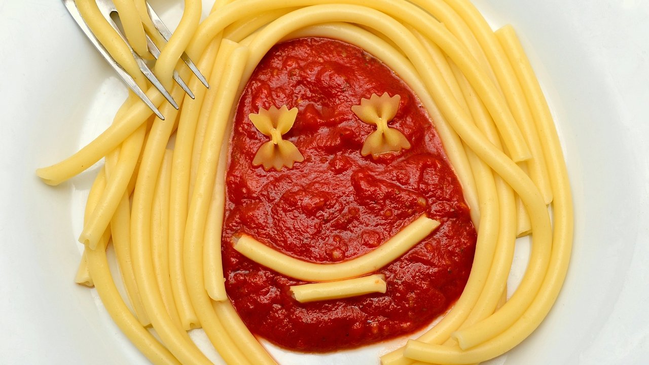 Spaghetti mit Tomatensoße als lustiges Gesicht.