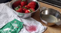 Erdbeerflecken schnell entfernen: Mit diesen 3 Hausmitteln klappt es