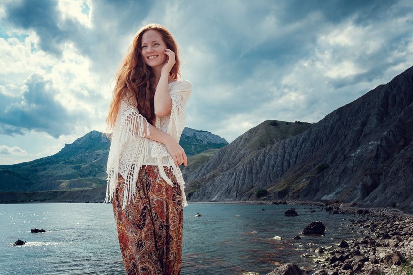 Frau in einem Boho Kleid