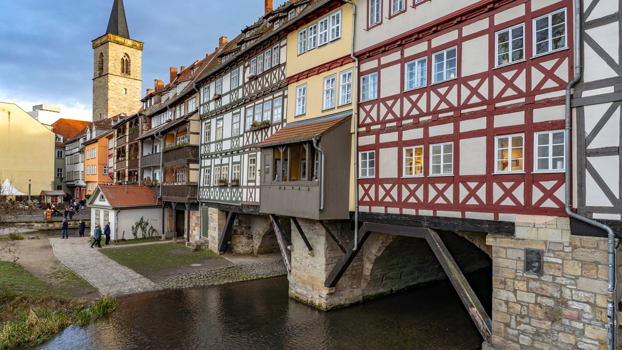 Die Krämerbrücke in Erfurt ist mit Fachwerkhäusern bebaut.