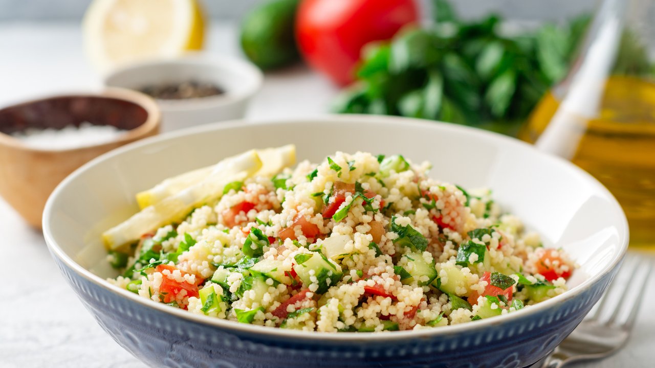 Traditioneller arabischer Salat wird mit Couscous und Gemüse zubereitet.