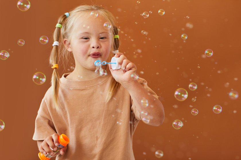 Geschenke für 4-jährige Mädchen: Mädchen mit Seifenblasen