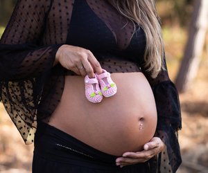 Bauchnabelpiercing in der Schwangerschaft: Ist der Schmuck erlaubt?
