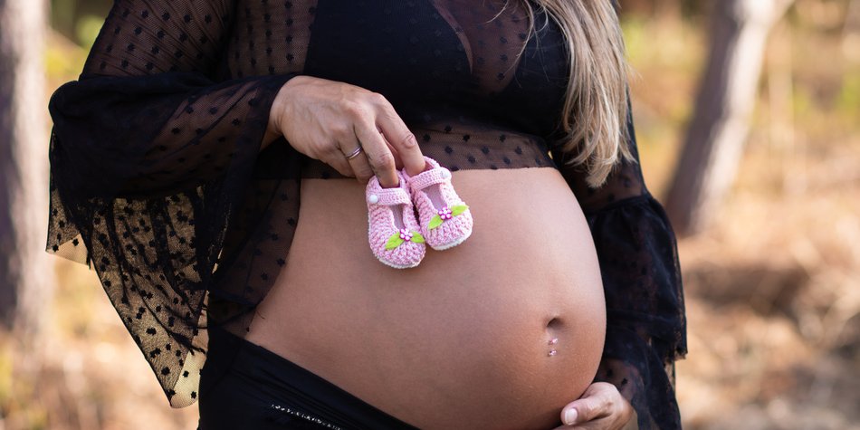 Bauchnabelpiercing in der Schwangerschaft: Ist der Schmuck erlaubt?