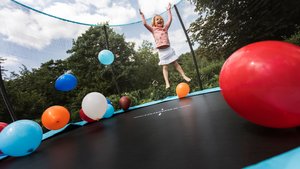 Gewinnt 2 Trampoline von Hudora zum Heimkinostart von "Dog Man"
