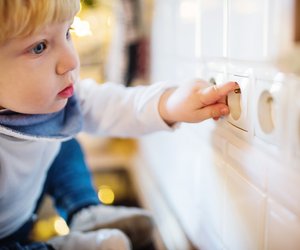 Stromschlag bei Kindern und Babys: 5 Tipps für erste Hilfe
