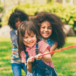 59 lustige Outdoorspiele für Kinder jeden Alters: Spaß garantiert!