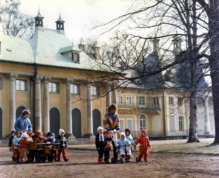 Kindergartengruppe mit Erzieherinnen während eines Spaziergangs im Park des Schlosses Dresden Pillnitz 1987