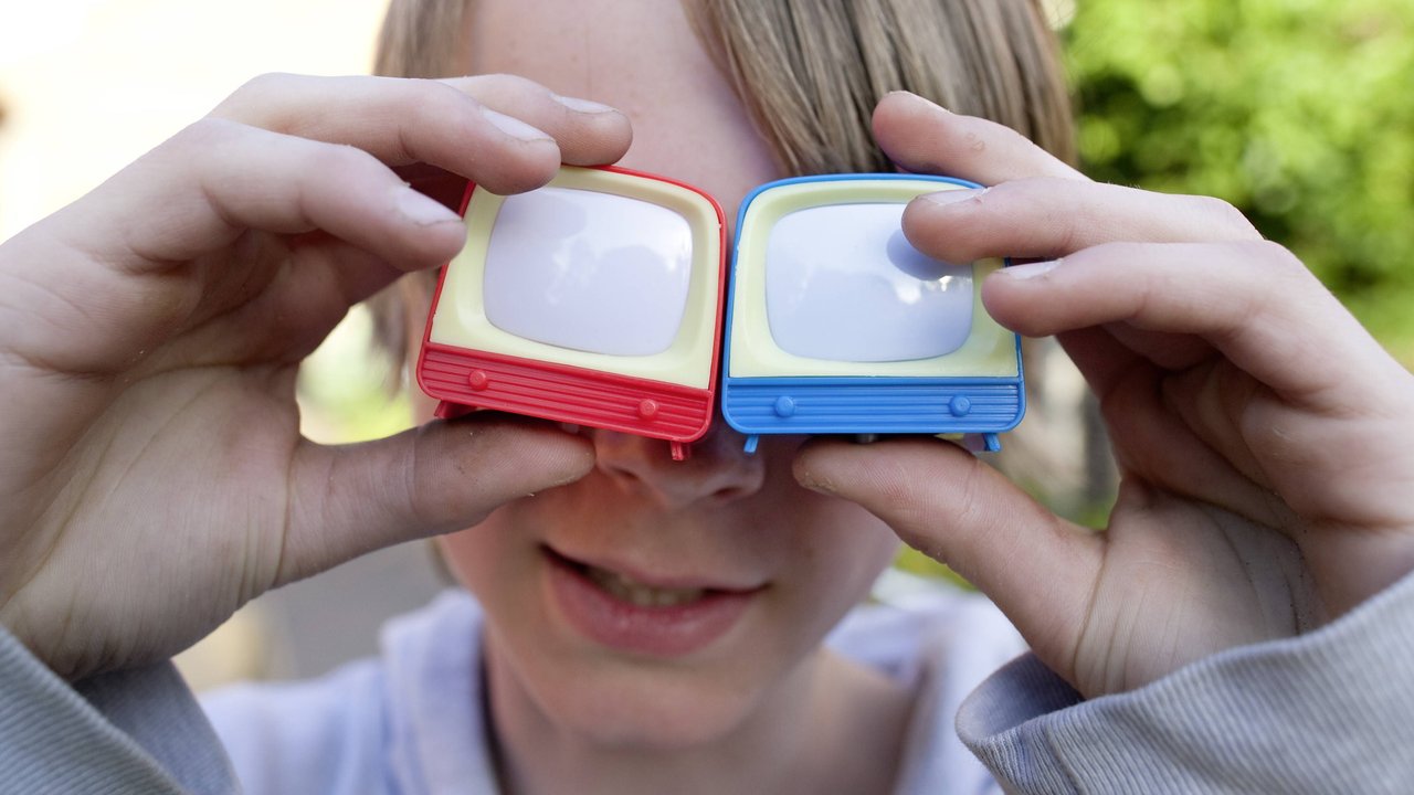Symbolbild: Fernsehkonsum bei Kindern . Girls with little TVs . Unbesandten DEU Deutschland PUBLICATIONxINxGERxSUIxAUTxONLY Copyright: xThomasxKoehlerx

Symbol image Television at Children Girls With Little TVS  DEU Germany PUBLICATIONxINxGERxSUIxAUTxONLY Copyright xThomasxKoehlerx  