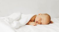 Ab wann dürfen Babys auf dem Bauch schlafen?