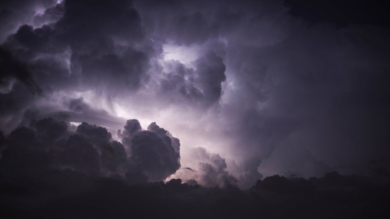 Wetterleuchten am nächtlichen Himmel.
