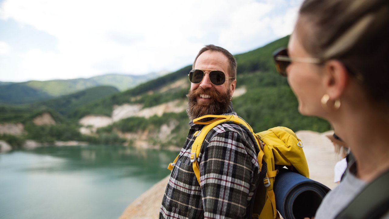 Elternpaar im Urlaub beim Wandern