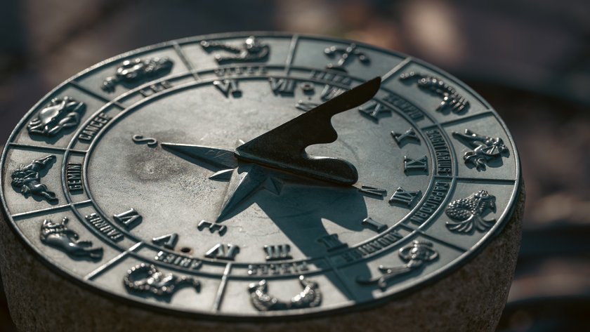 Astrologische Uhr vor unscharfem Hintergrund