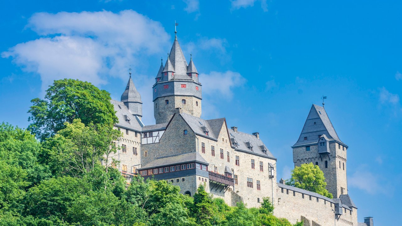 Auf dieser deutschen Burg könnt ihr nicht nur übernachten, sondern auch den Ritterschlag erhalten.