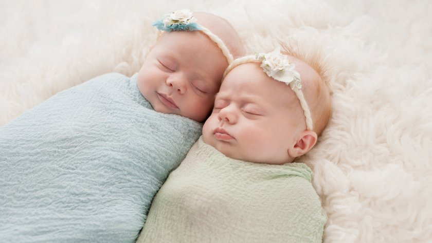 Zwei schlafende Babys in hellblau und grün