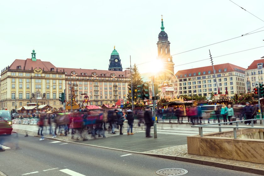 Dialekt-Challenge: Mensche strömen auf dem Weihnachtsmarkt in Dresden in Saschen