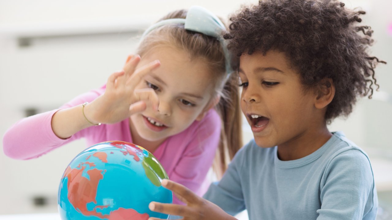 Kinderglobus - Kinder mit Globus