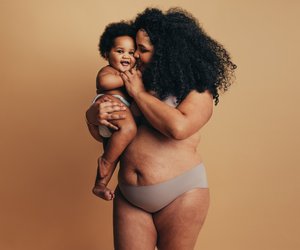 Ehrliche After-Baby-Bodys: 12 prominente Frauen, die ihren echten Körper nach der Geburt zeigen