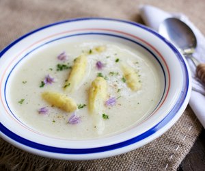 Diese leckere Spargel-Suppe ist in nur vier Schritten fertig