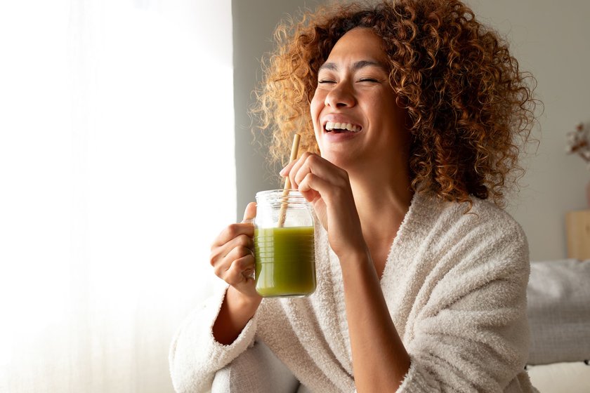 Superfoods in der Schwangerschaft: Frau trinkt grünen Smoothie