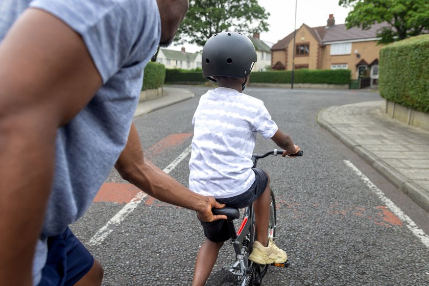 Rührende Kindermomente: Kind lernt Fahrradfahren