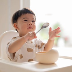 Mehr essen, weniger waschen: Praktische Ärmellätzchen als Kleckerschutz
