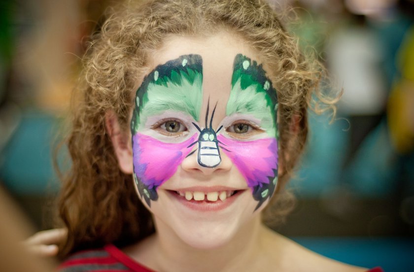 Kinderschminktipps: Schmetterling schminken – girl with butterfly drawing on her face