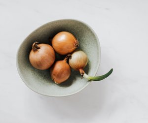 Wie lange sind Zwiebeln haltbar? So bleiben sie länger frisch