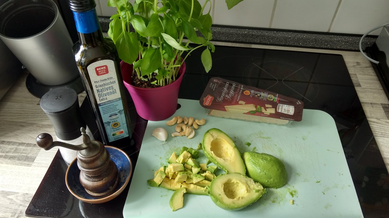 Avocado Pesto zubereiten Avocado Pesto zubereiten