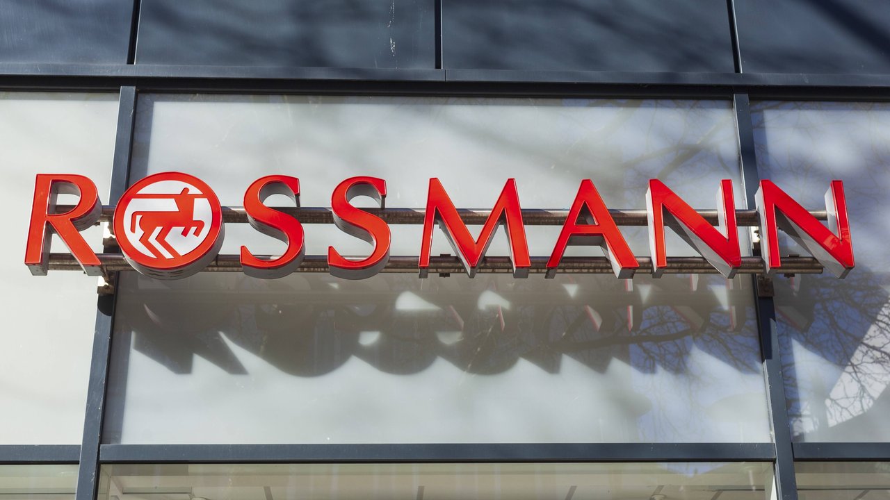 Rossmanns Outdoor-Tischleuchte macht sich hervorragend auf eurem Balkon.