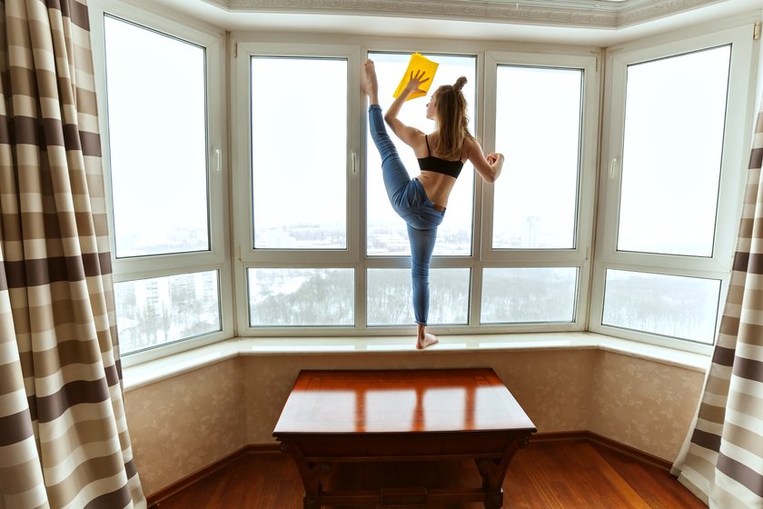lustige Bilder Frau macht Ballet beim Putzen