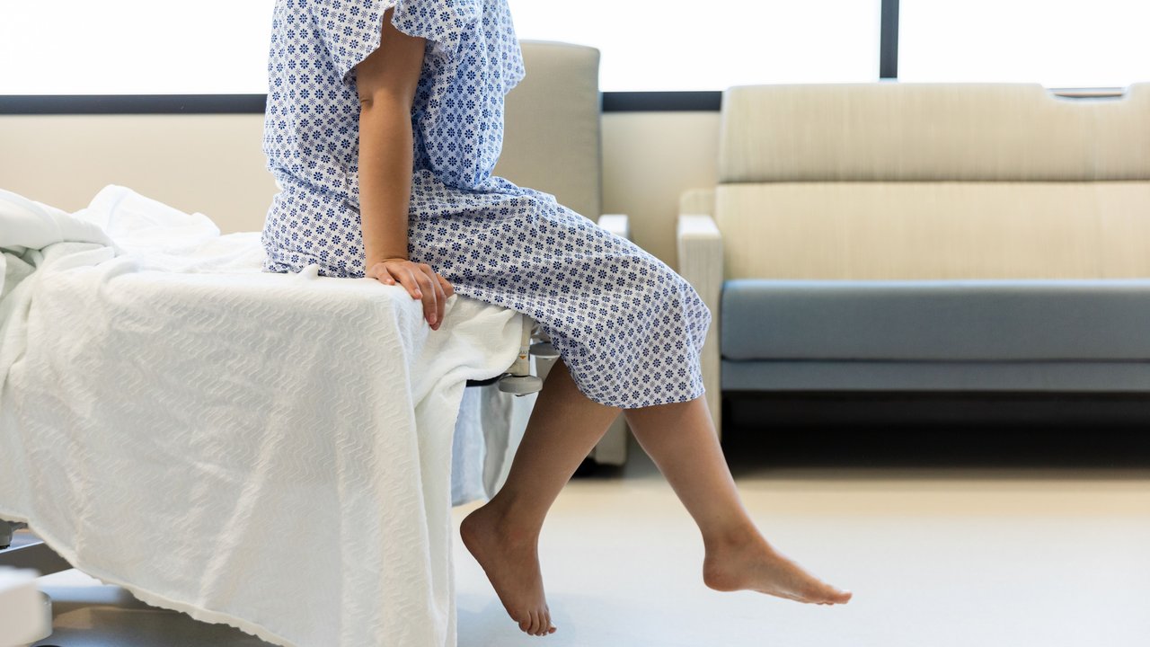 Junge Frau wartet in der Klinik auf ihre Ausschabung nach der Fehlgeburt