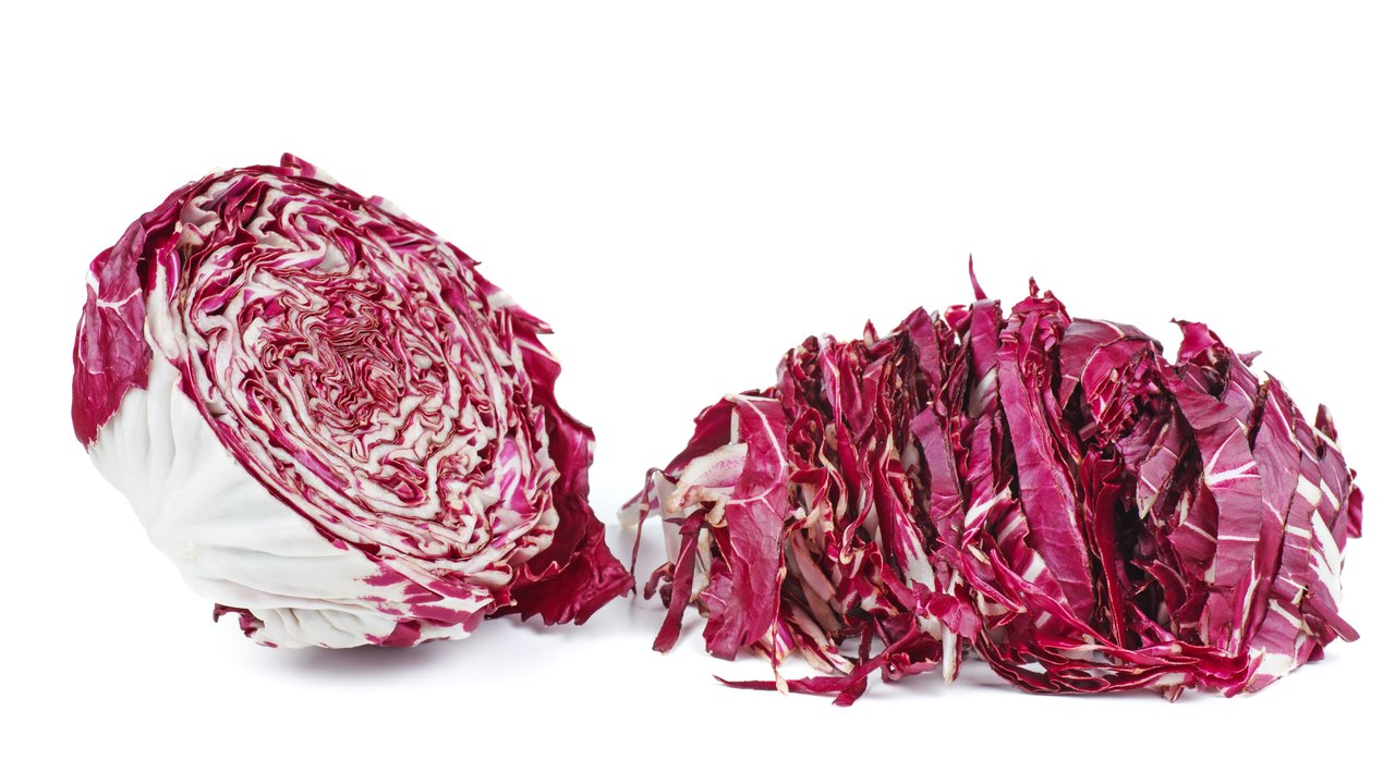 Radicchio macht schon aufgrund seiner Farbe im Salat viel her.