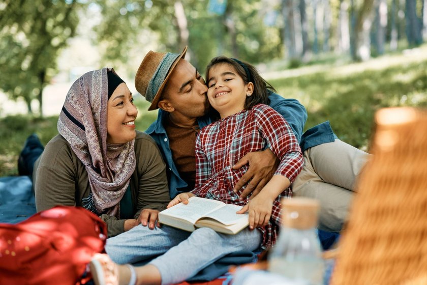 Ramadan-Bücher für Kinder - Familie beim Lesen