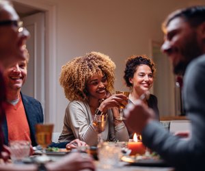 Gäste-Knigge: Diese 5 Verhaltensweisen solltest du lieber lassen, wenn du bei Freunden zu Besuch bist