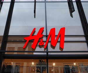 Stauraum mit Stil: Die wunderschöne Truhenbank von H&M Home fürs Kinderzimmer