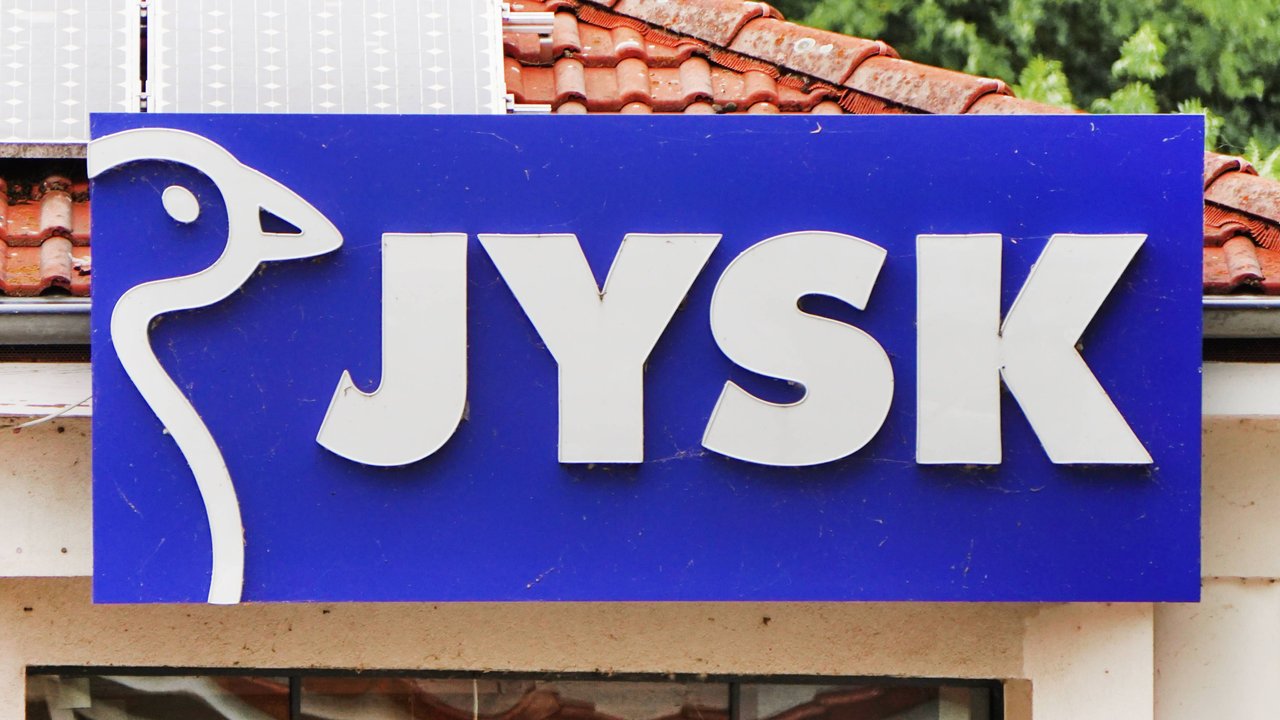 JYSK, dänische Handelskette, Logo über dem Eingang zu einer Filiale