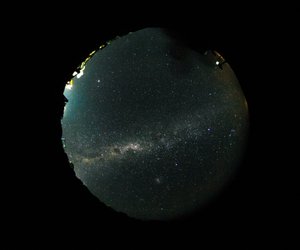 Was ist das größte schwarze Loch? Einfach erklärt für Kinder