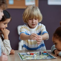 Gesellschaftsspiele ab 6 Jahren: Diese 5 kooperativen Spiele machen eure Kids zu echten Teamplayern