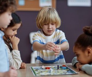 Gesellschaftsspiele ab 6 Jahren: Diese 5 kooperativen Spiele machen eure Kids zu echten Teamplayern