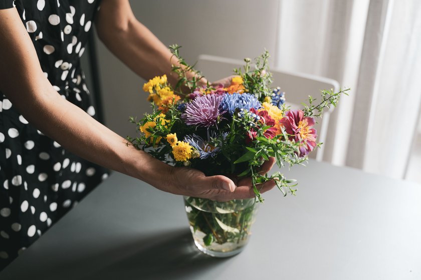 Blumenstrauß arrangieren Lifehack mit Klebeband